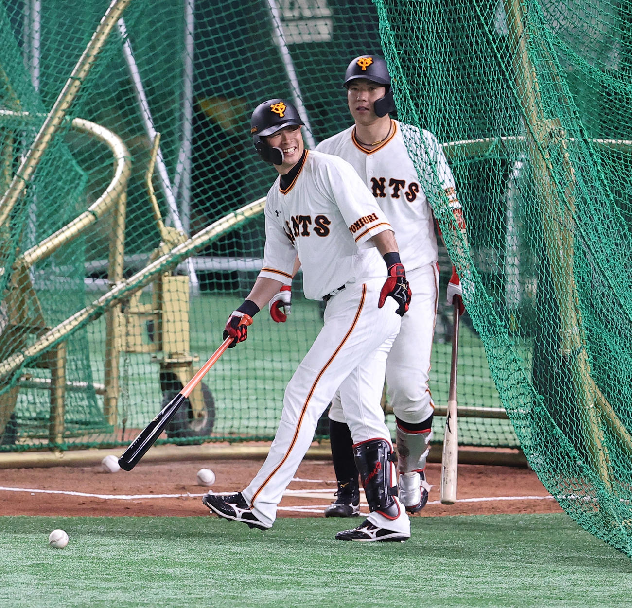 フリー打撃で、笑顔でケージに入る亀井（手前）。奥は炭谷（撮影・浅見桂子）