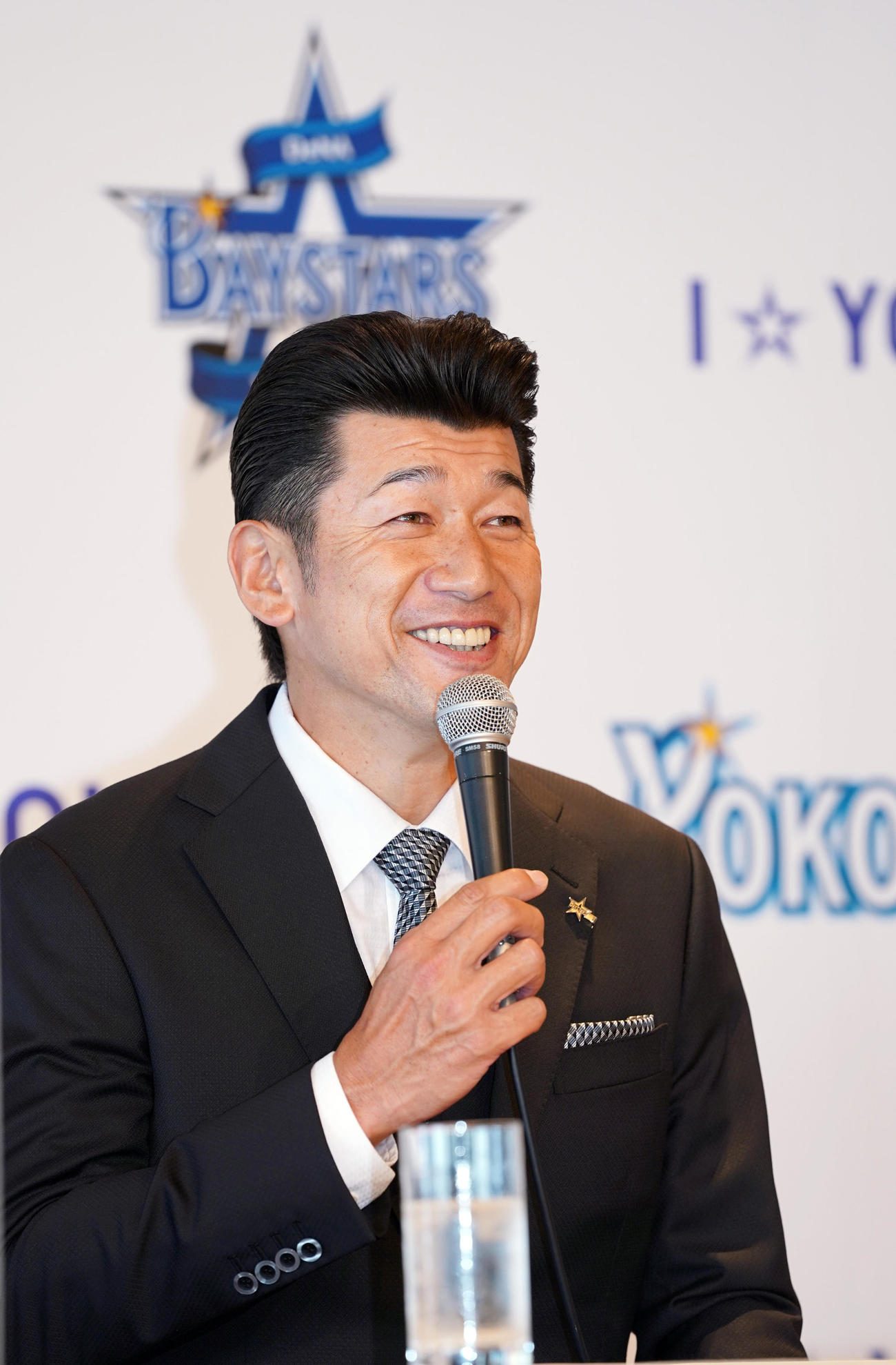 就任会見で笑顔を見せるDeNA三浦新監督（代表撮影）