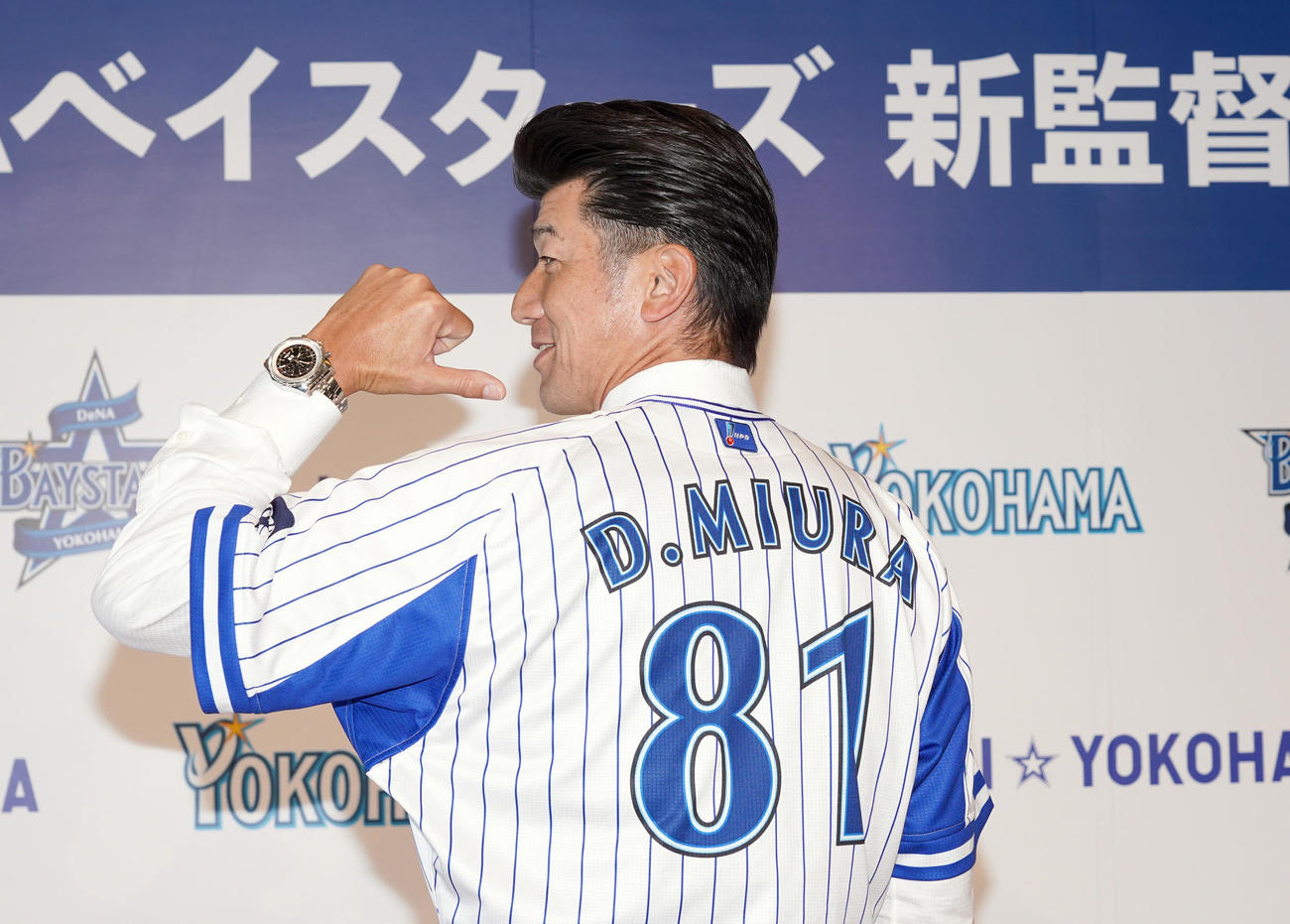 就任会見で背番号「81」のユニホームを着てポーズをとるDeNA三浦新監督（代表撮影）