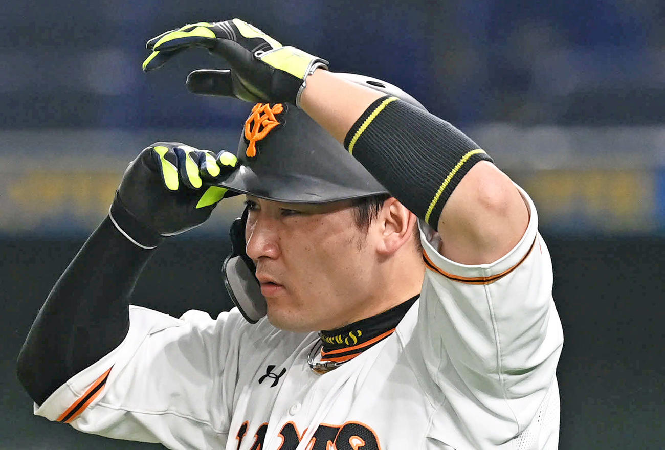 フリー打撃に備える巨人丸（撮影・山崎安昭）