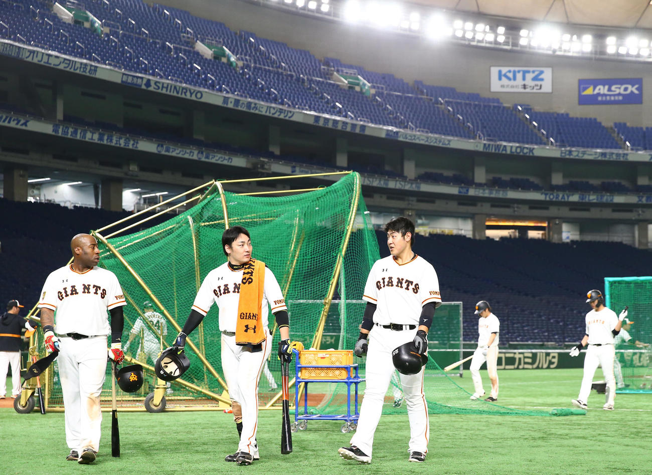 練習を終え引き揚げる巨人ウィーラー（左）、丸（中央）、岡本ら（撮影・垰建太）
