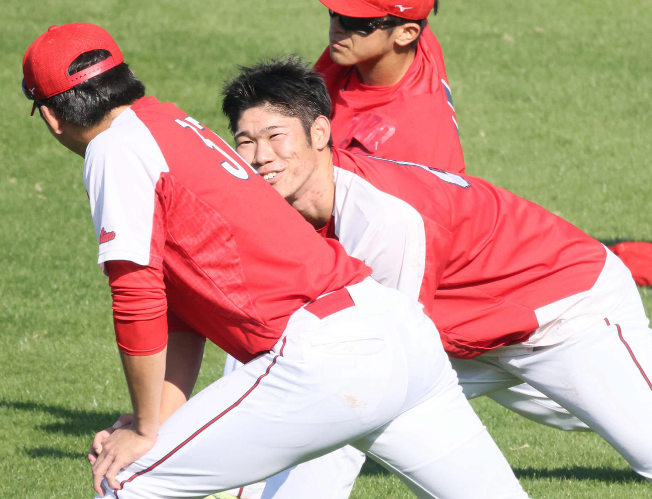 笑顔で練習する坂倉（撮影・加藤孝規）