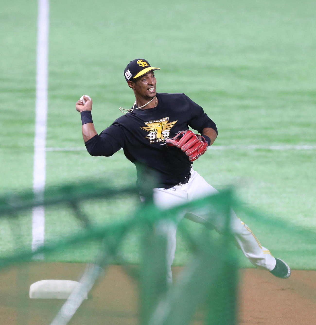 三塁守備で練習するジュリスベル・グラシアル（撮影・菊川光一）
