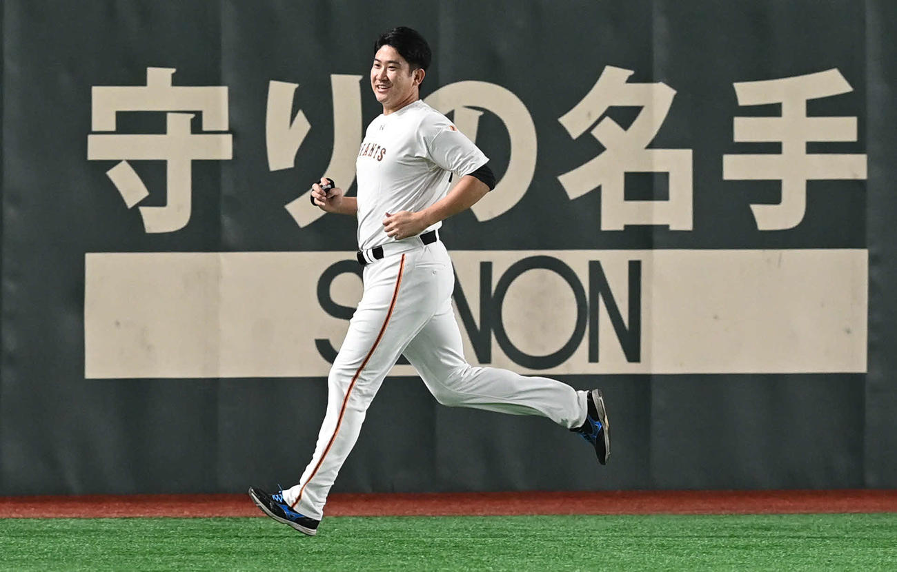 ランニングで調整する巨人菅野（撮影・山崎安昭）