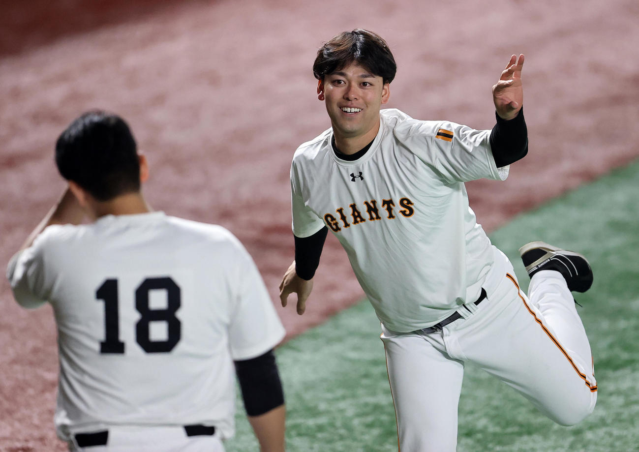 キャッチボールする高梨（右）は、菅野に声をかけられ笑顔を見せる（撮影・浅見桂子）