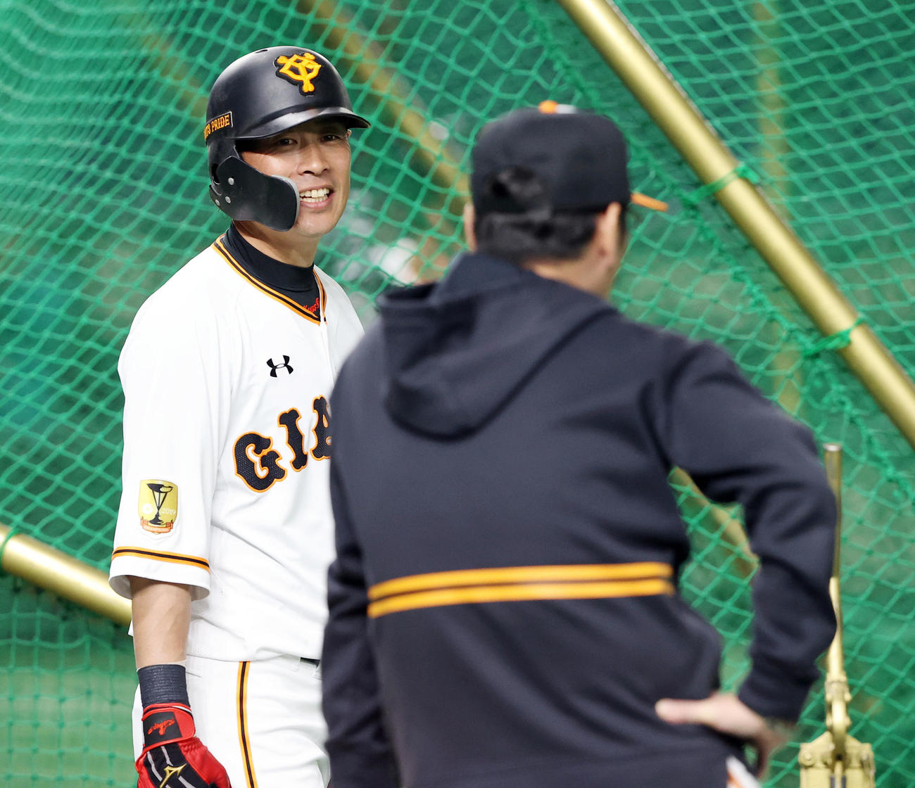 1軍に合流した巨人亀井（左）は元木ヘッドコーチと笑顔で言葉を交わす（撮影・垰建太）
