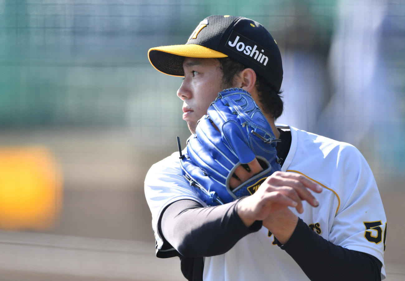 ゴロ捕球から二塁送球の練習を行う青柳晃洋（撮影・岩下翔太）