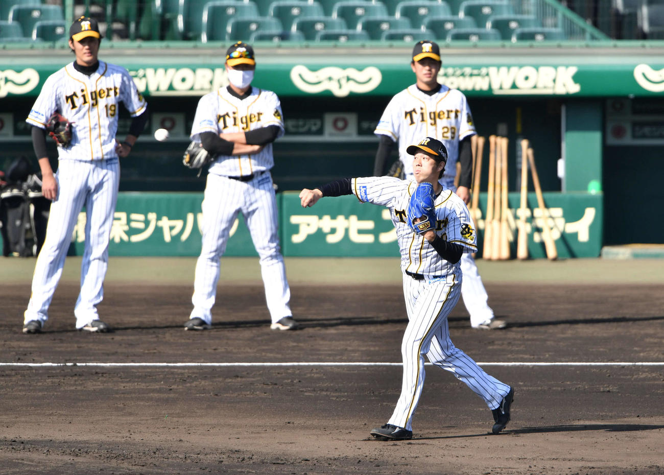 投内連係で二塁へ送球する青柳晃洋、後方左から藤浪晋太郎、福原忍投手コーチ、高橋遥人（撮影・岩下翔太）