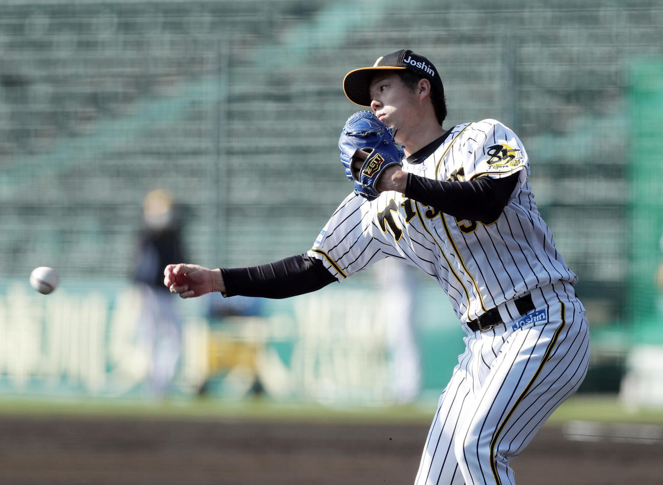 投内連係で三塁へ送球する阪神青柳（撮影・前田充）