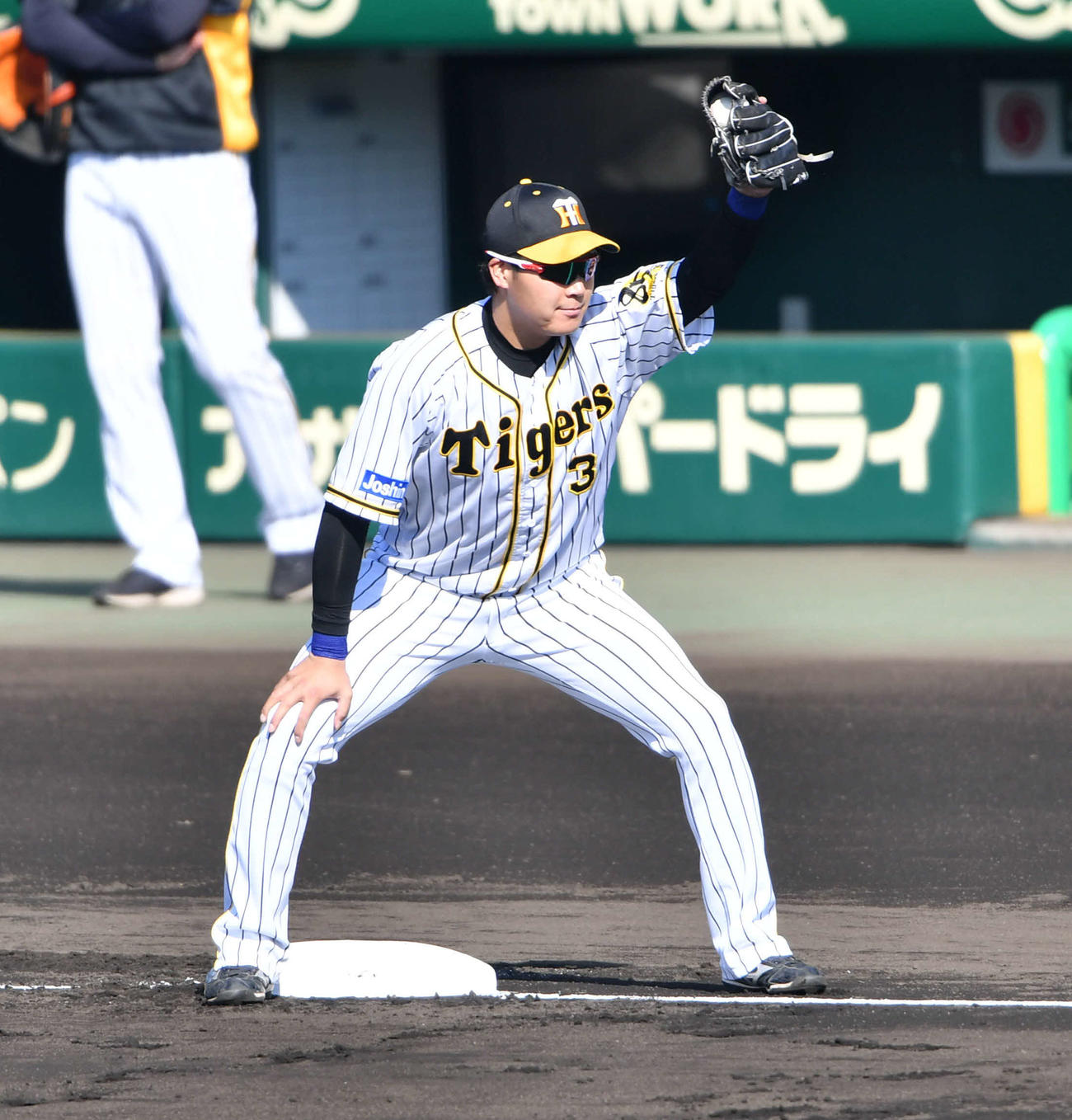 シートノックで左翼からの返球を受ける大山（撮影・岩下翔太）