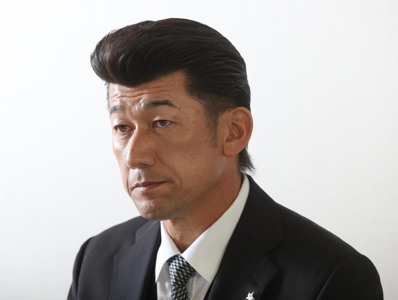 インタビューに答えるDeNA三浦新監督（撮影・野上伸悟）