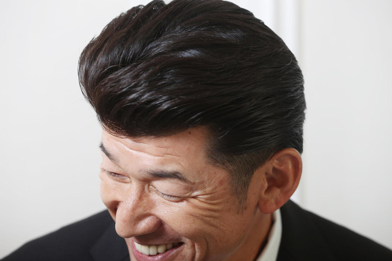 笑顔でインタビューに答えるDeNA三浦新監督（撮影・野上伸悟）