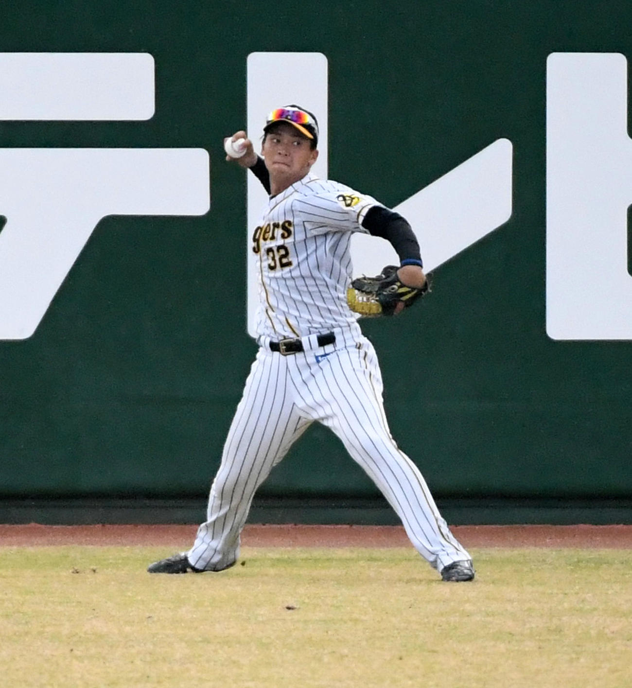 フェニックス・リーグ阪神対楽天　6回表楽天無死一塁、武藤の右飛を捕球した井上は一塁へ送球、飛び出した水上をアウトにし併殺を完成させる（撮影・前岡正明）