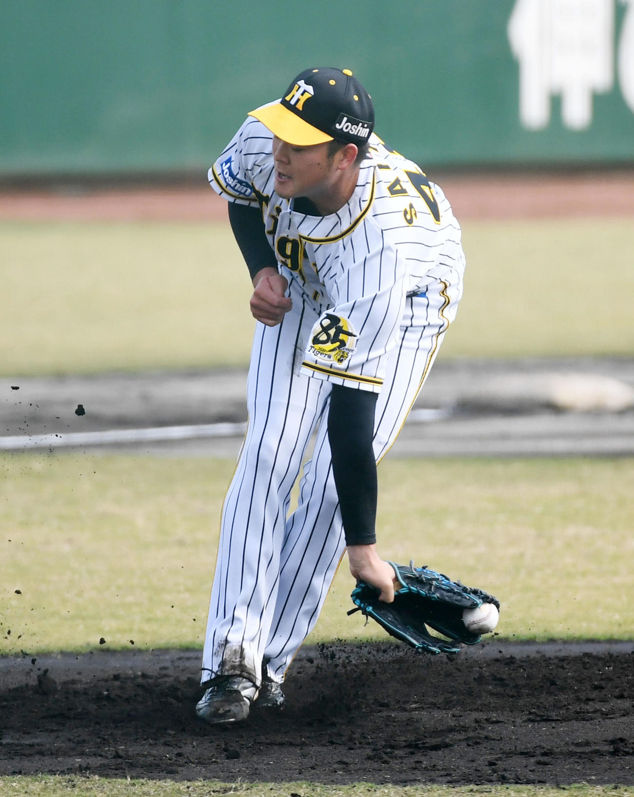 阪神対楽天　2回表楽天1死、和田を投ゴロに打ち取った斎藤（撮影・前岡正明）
