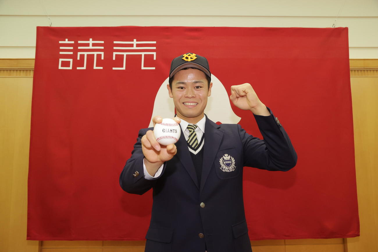 巨人と仮契約を結び笑顔を見せる中京大中京・中山礼都（球団提供）