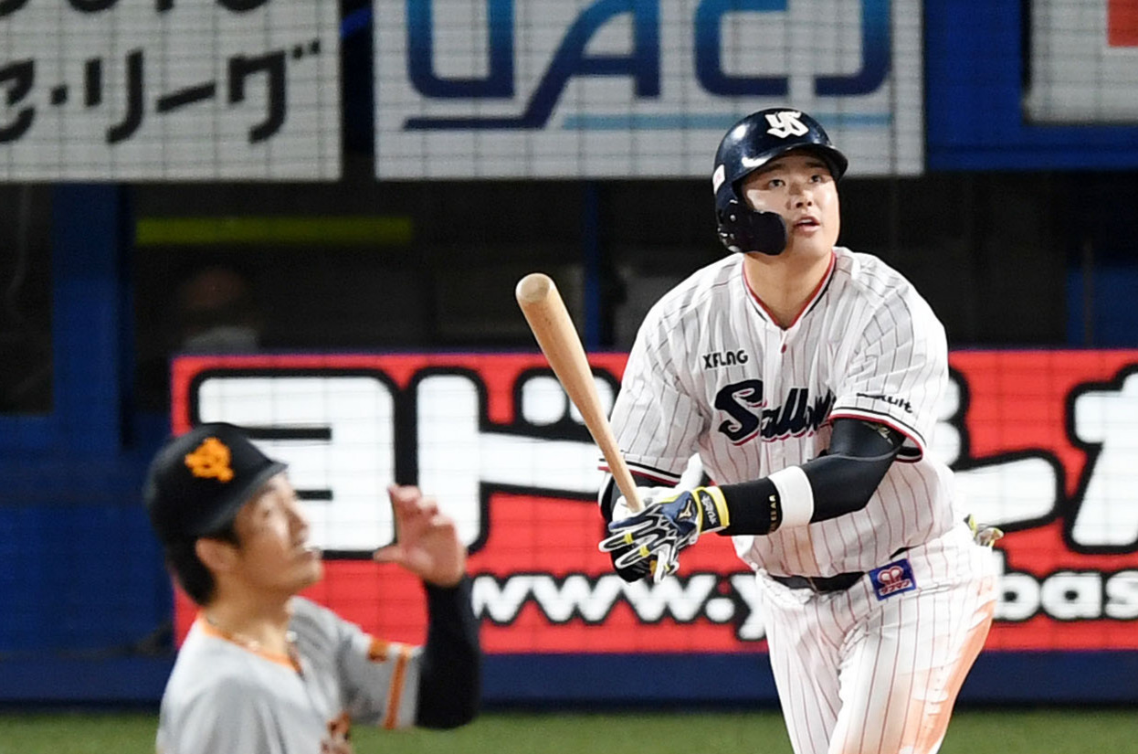 本塁打を放つ村上宗隆（20年10月21日撮影）