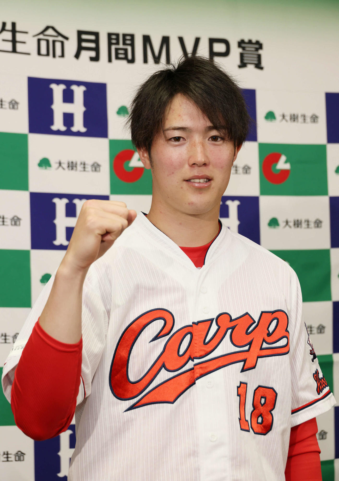 月間MVPを受賞し、会見する森下（撮影・加藤孝規）