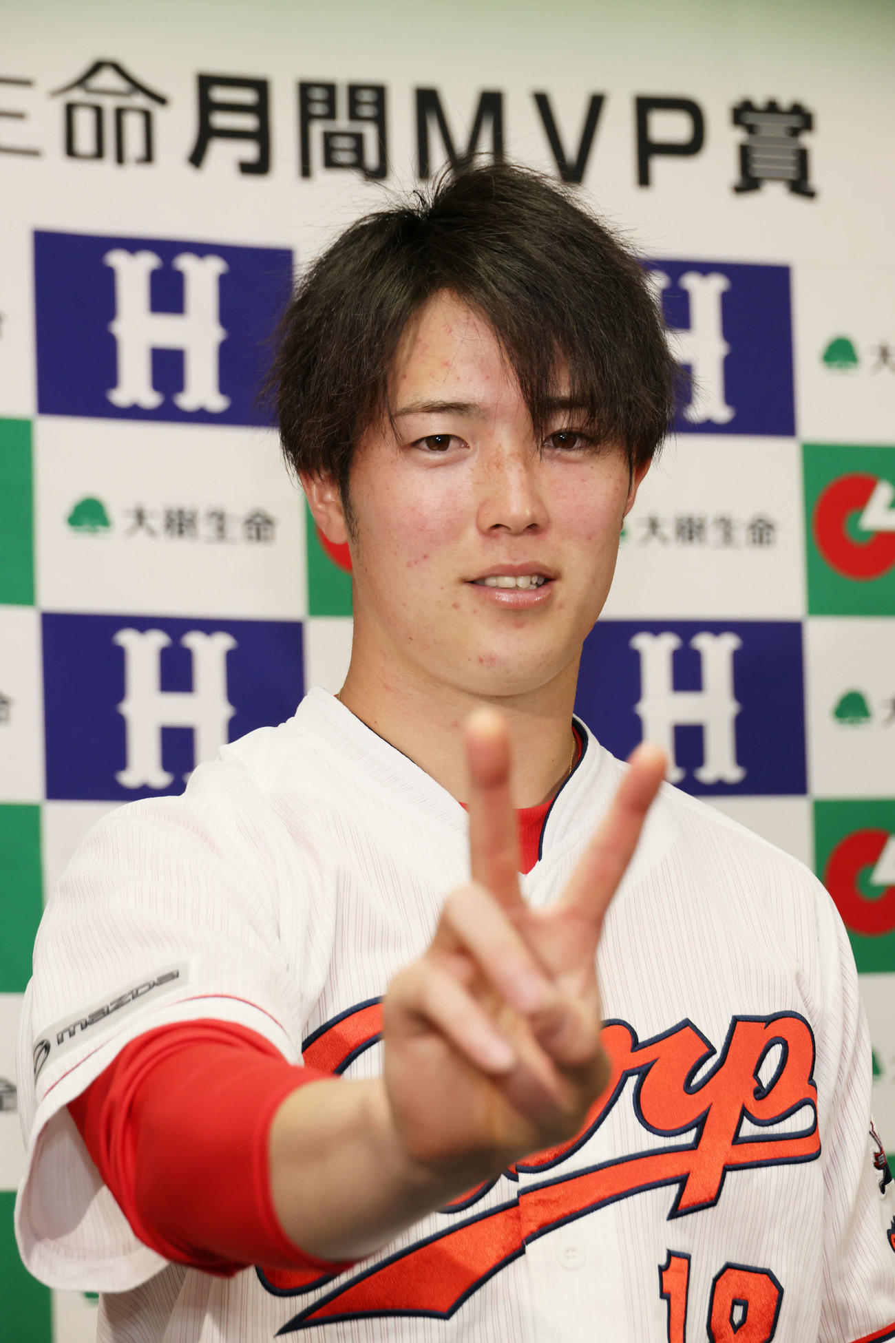 月間MVPを受賞し、会見する森下（撮影・加藤孝規）