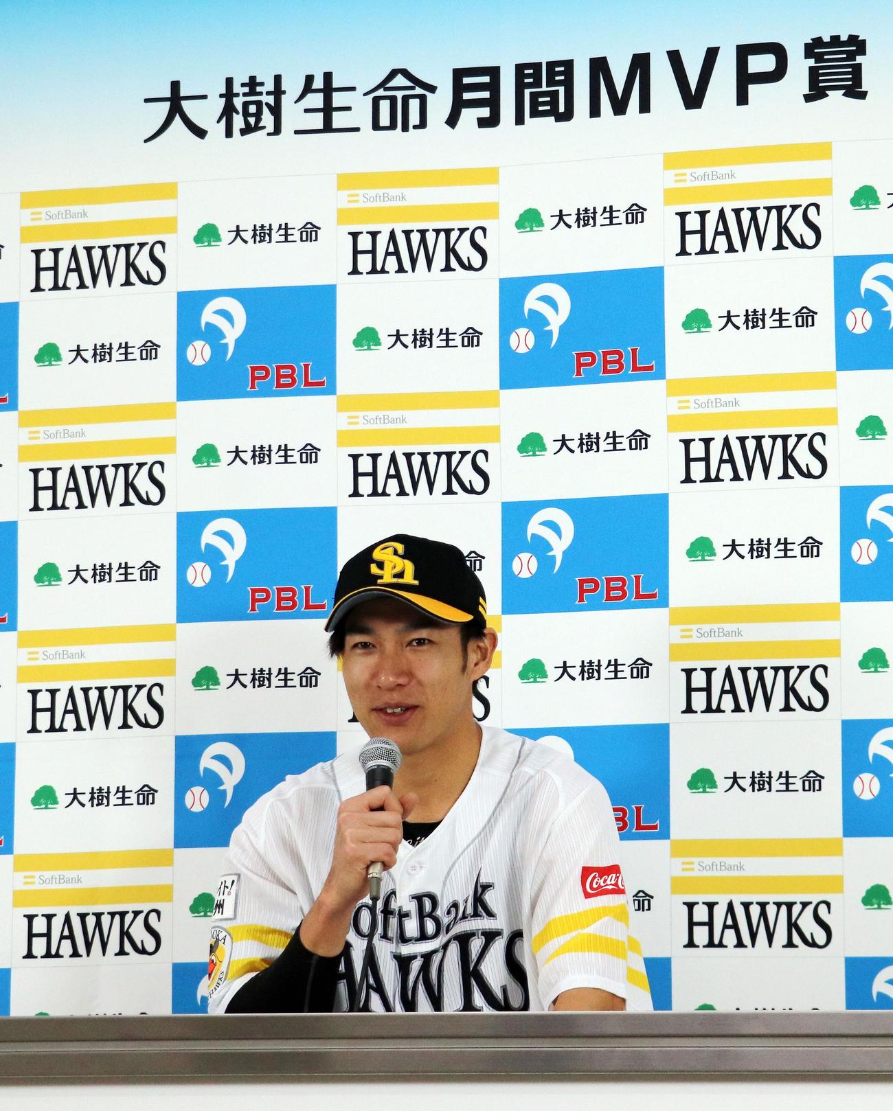 10、11月度「大樹生命月間MVP賞」（打者部門）を受賞会見するソフトバンク柳田悠岐（ソフトバンク球団提供）