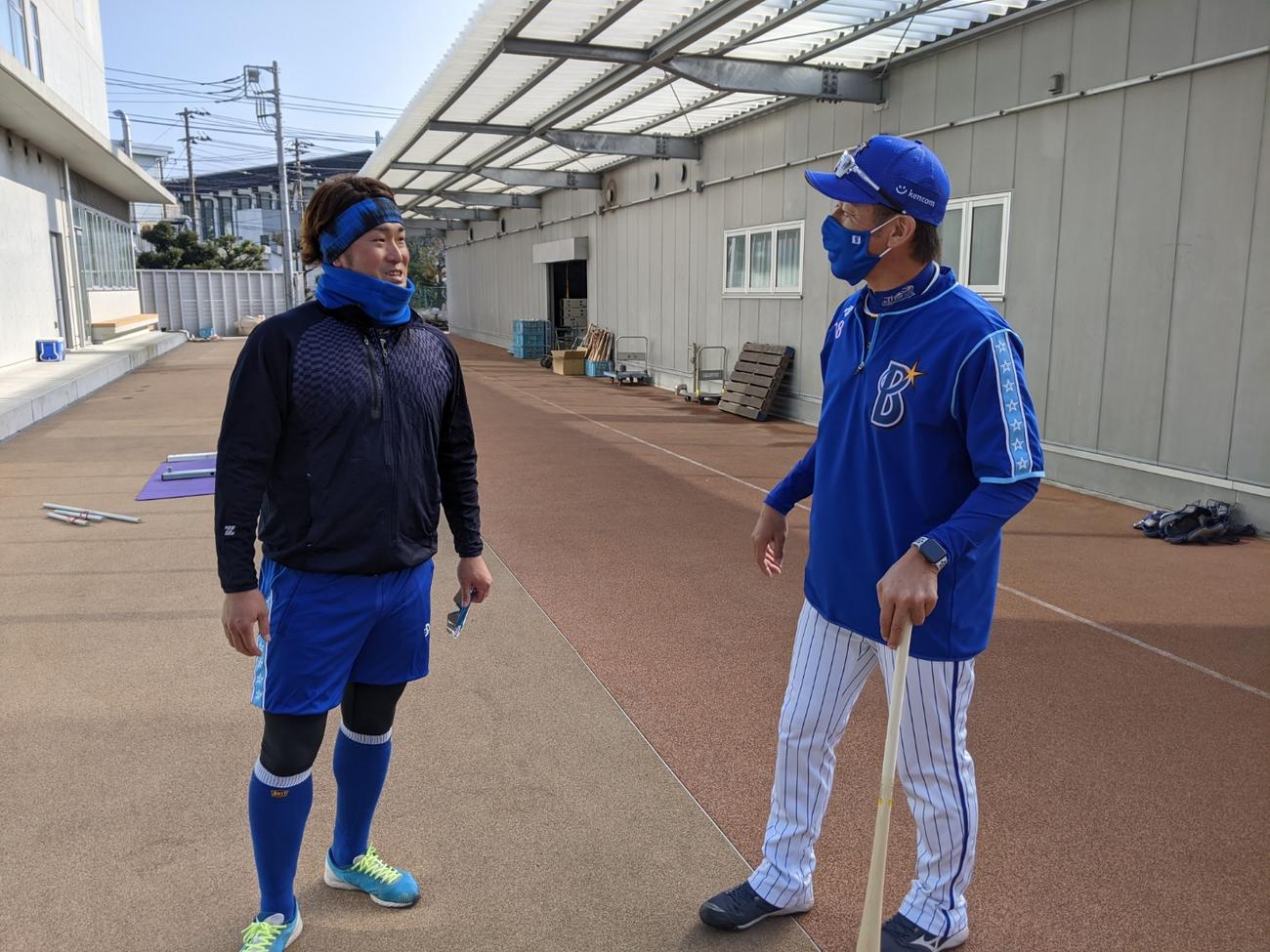 戸柱（左）と談笑するDeNA三浦新監督（球団提供）