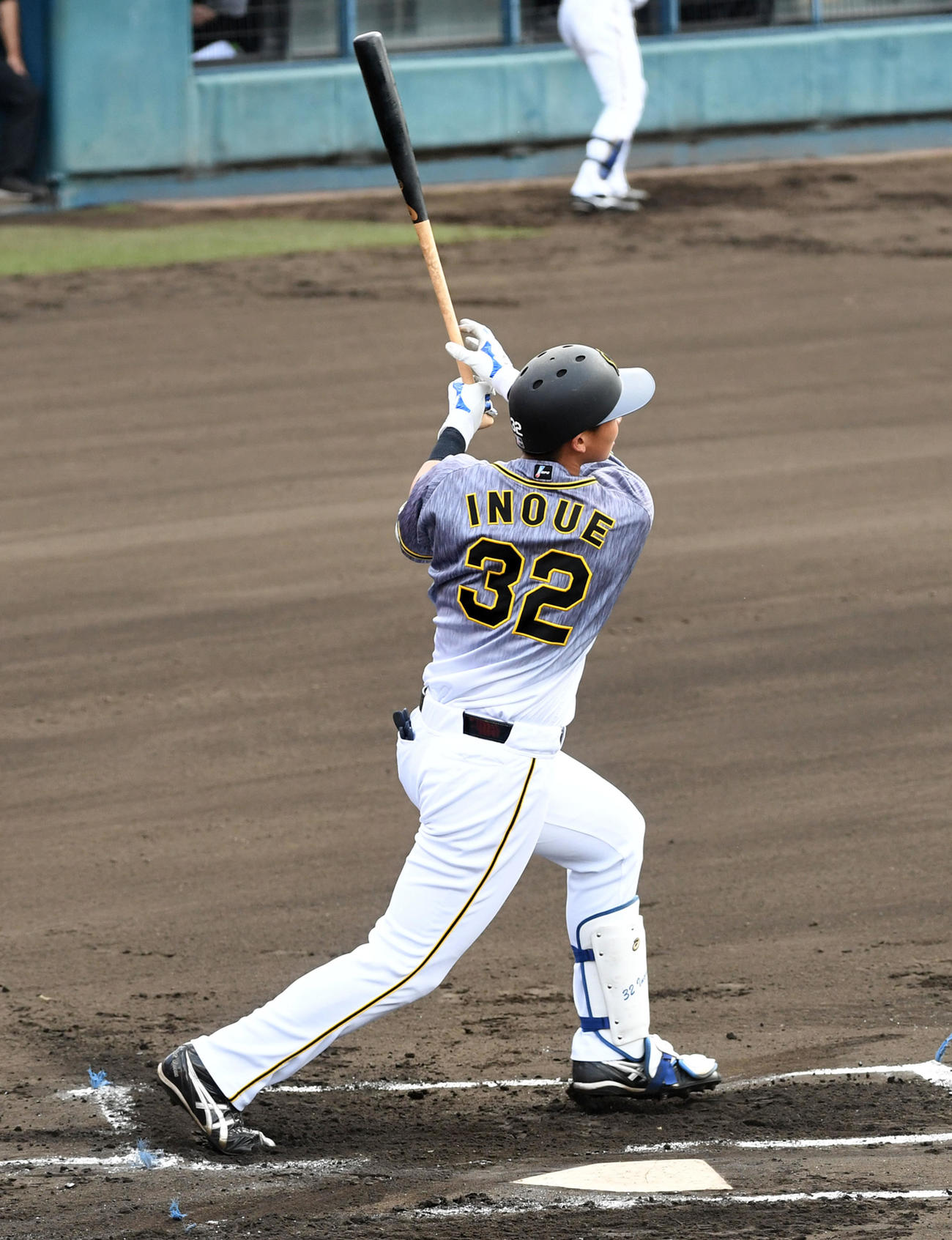 ヤクルト対阪神　1回表阪神無死一、二塁、井上は左越え3点本塁打を放つ（撮影・前岡正明）
