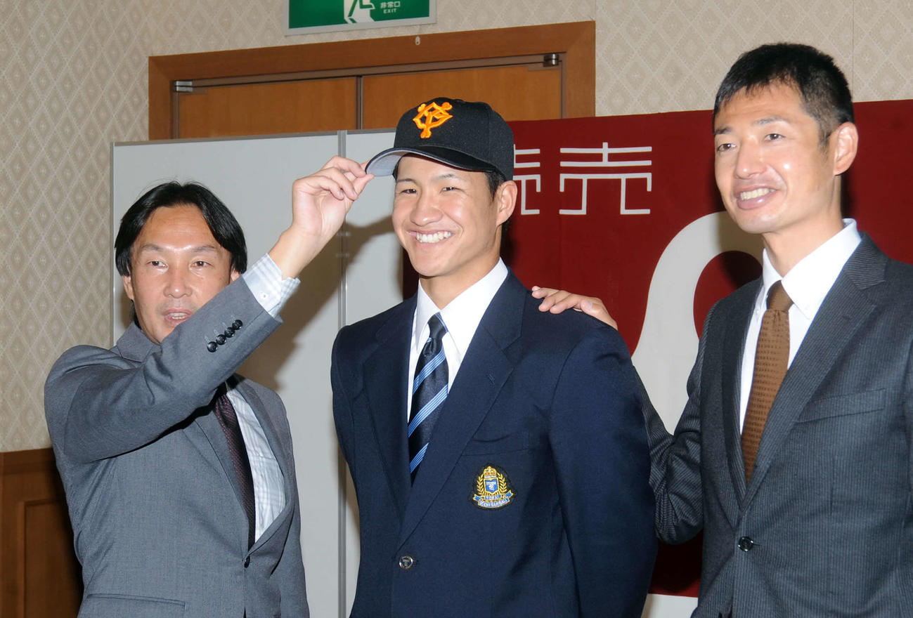 巨人榑松スカウト部次長（左）、青木スカウト（右）に囲まれて笑顔の加藤
