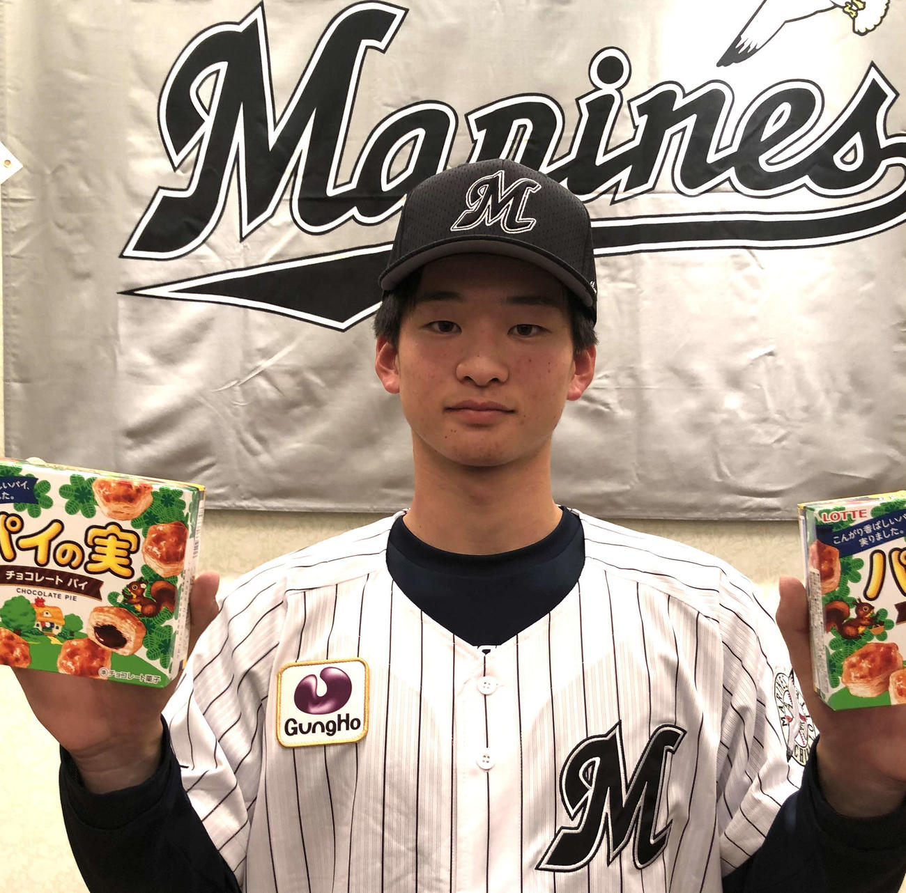 ロッテと契約を結んだ育成ドラフト1位の立正大淞南・谷川（球団提供）