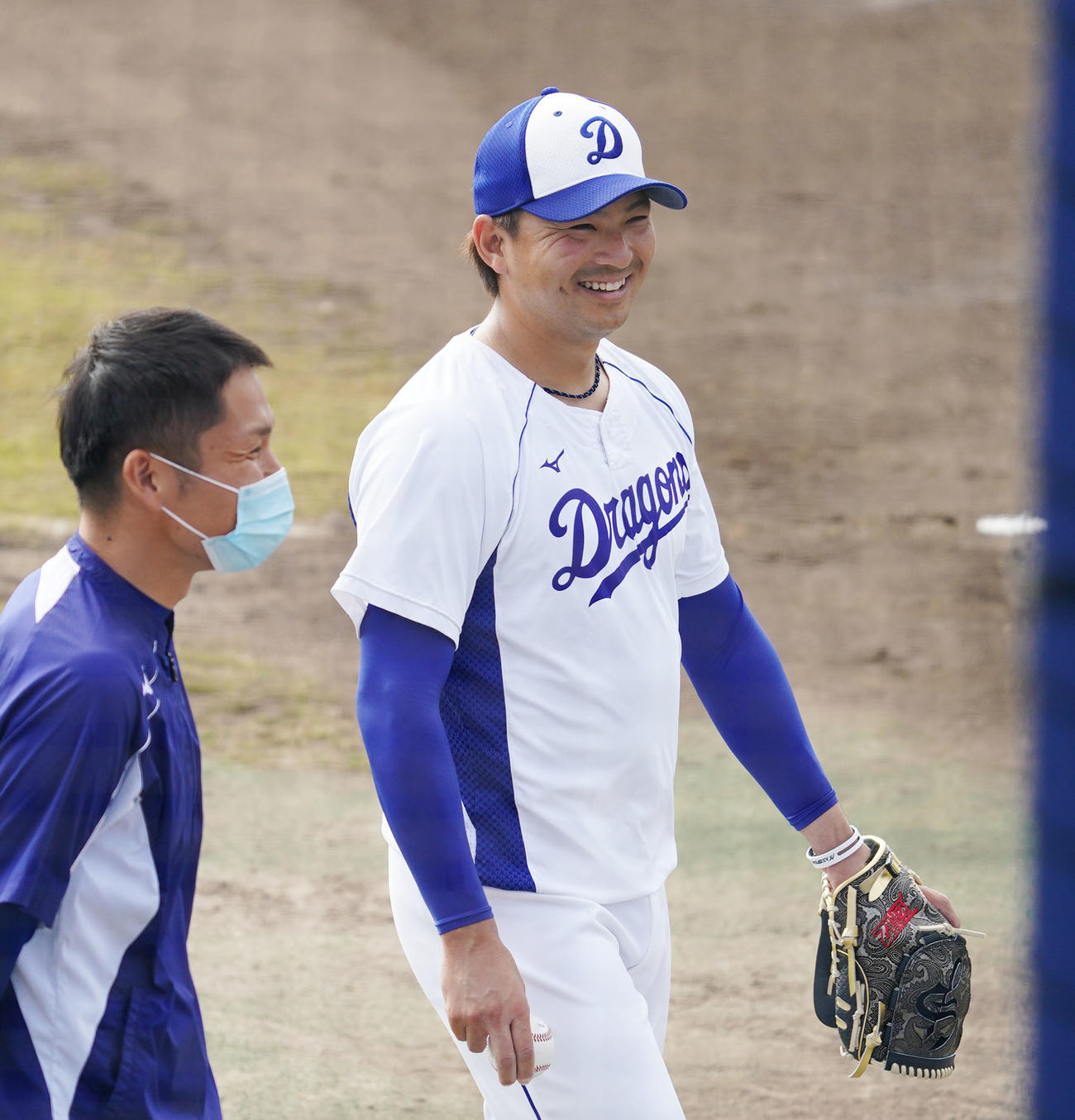 中日秋季練習　スタッフと談笑する田島慎二（右）（撮影・森本幸一）