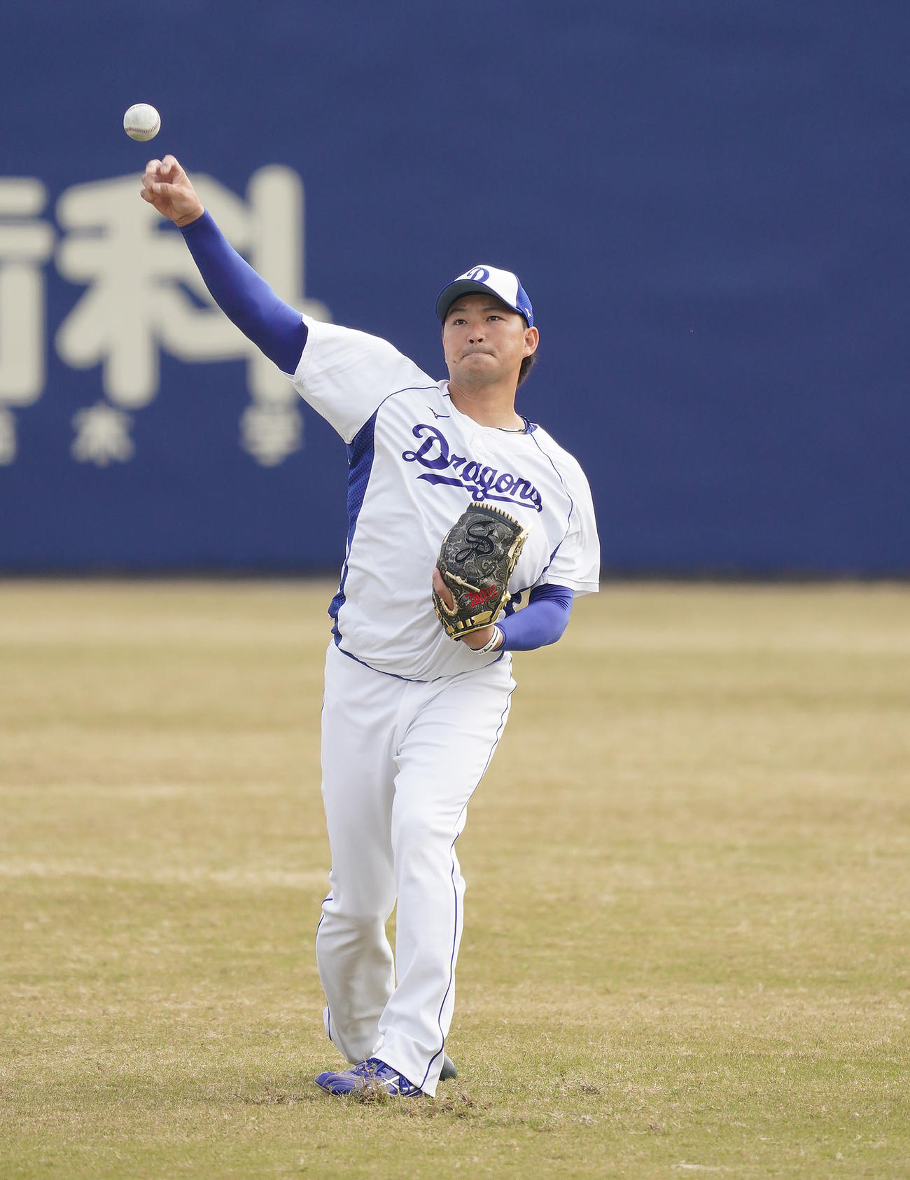 中日秋季練習　キャッチボールをする田島慎二（撮影・森本幸一）