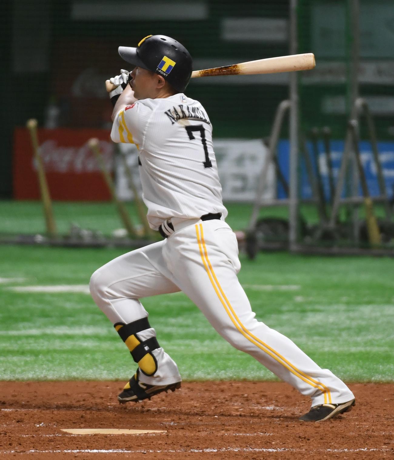 シート打撃で右越え本塁打を放つ中村晃（撮影・今浪浩三）