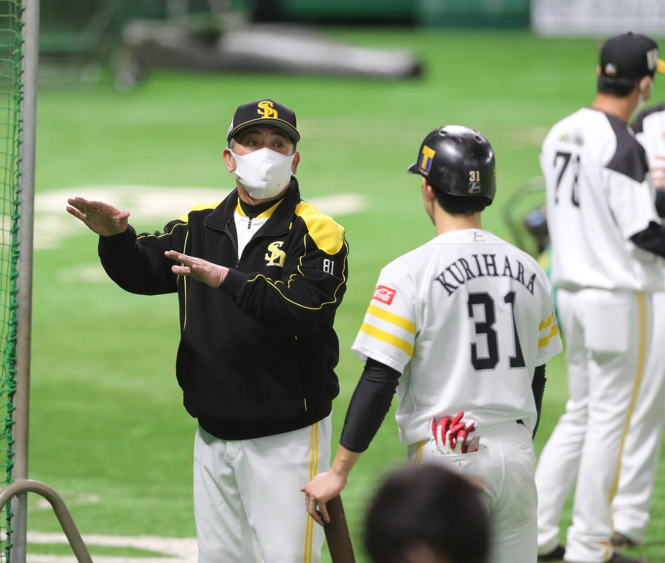 シート打撃後、栗原陵矢を指導する工藤公康監督（撮影・菊川光一）