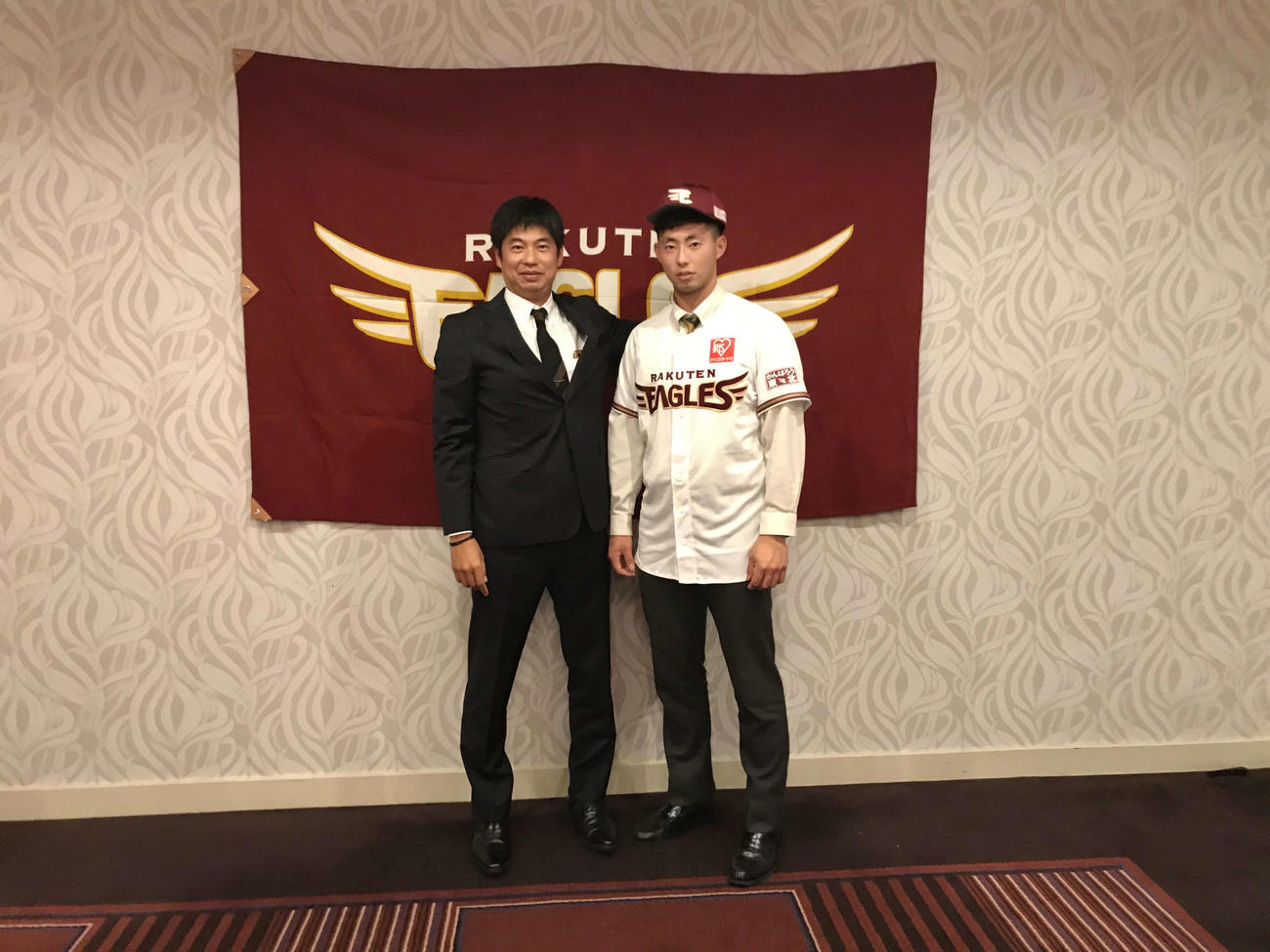 担当の宮越スカウト（左）と記念撮影をする楽天ドラフト5位の仙台育英・入江（球団提供）