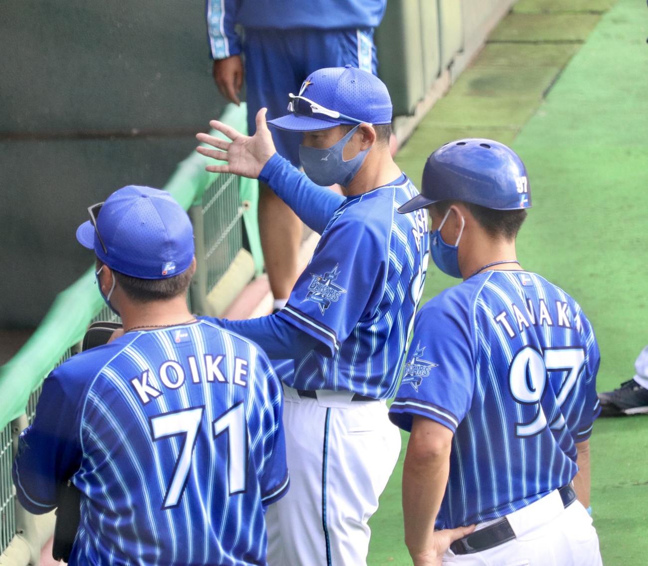 みやざきフェニックス・リーグ　巨人対DeNA　試合後、手ぶりを交え選手に語りかけるDeNA仁志2軍監督（撮影・久永壮真）