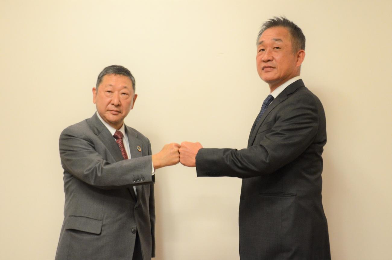 グータッチをする西武の後藤オーナー（左）と辻監督（球団提供）