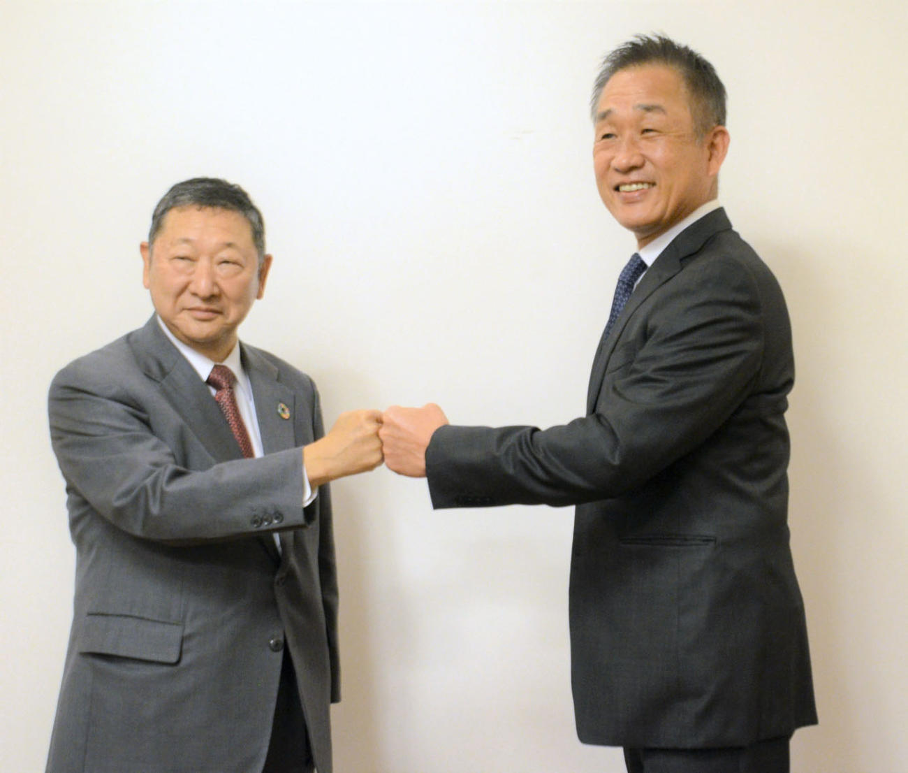 今シーズンの報告を終え、後藤オーナー（左）と写真撮影に応じる西武辻監督（共同）