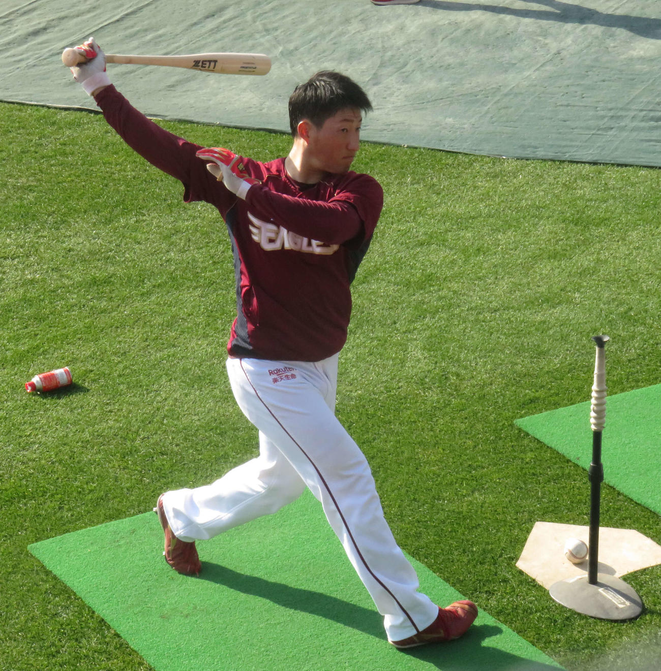 ティー打撃を行う楽天小深田（撮影・桑原幹久）