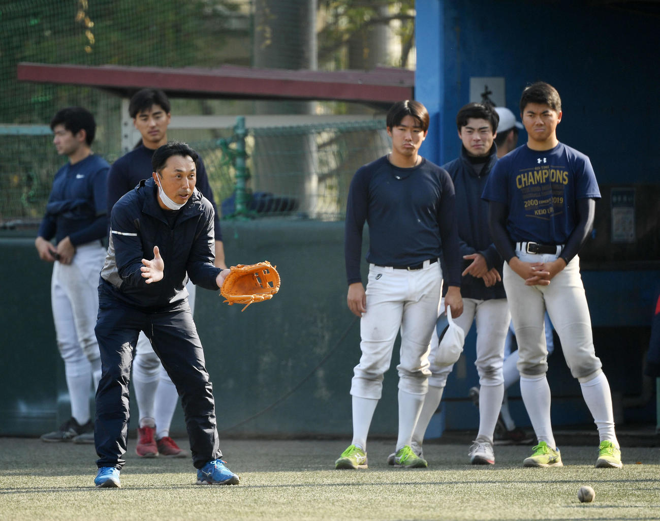 選手たちにアドバイスをする宮本慎也氏（撮影・横山健太）