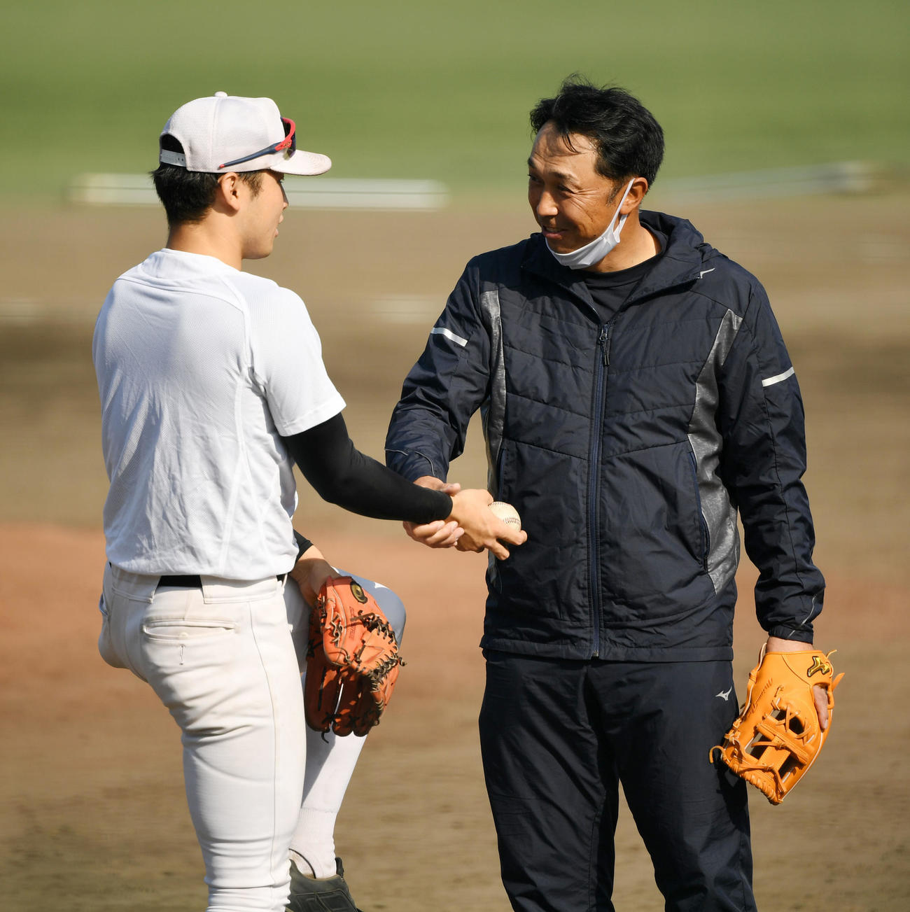 選手たちにアドバイスをする宮本慎也氏（撮影・横山健太）