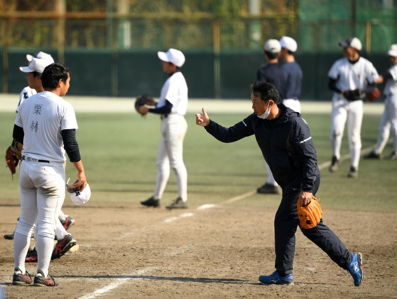 選手たちにアドバイスを送る宮本慎也氏（撮影・横山健太）