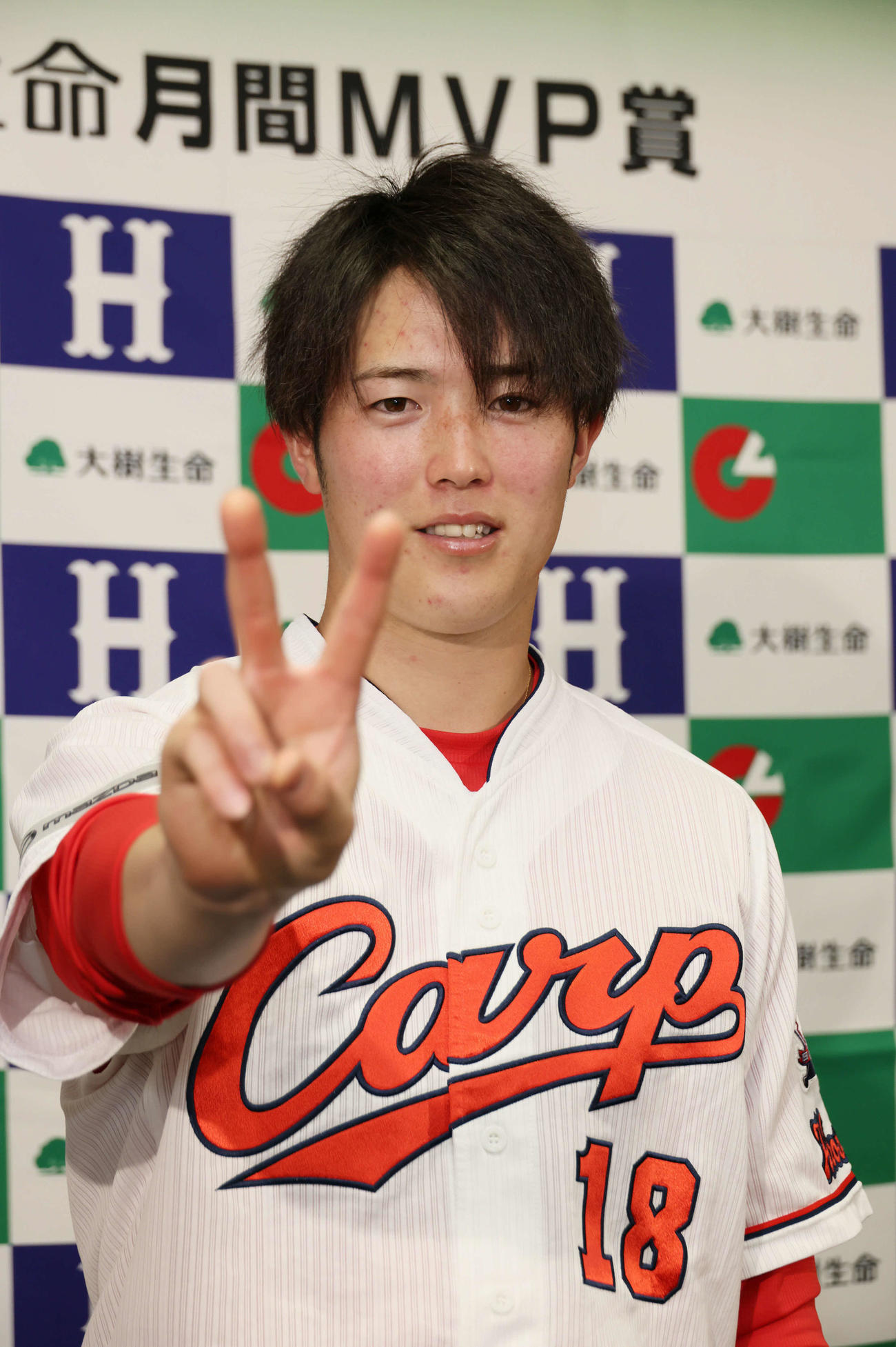 月間MVPを受賞し、Vサインをする森下（撮影・加藤孝規）