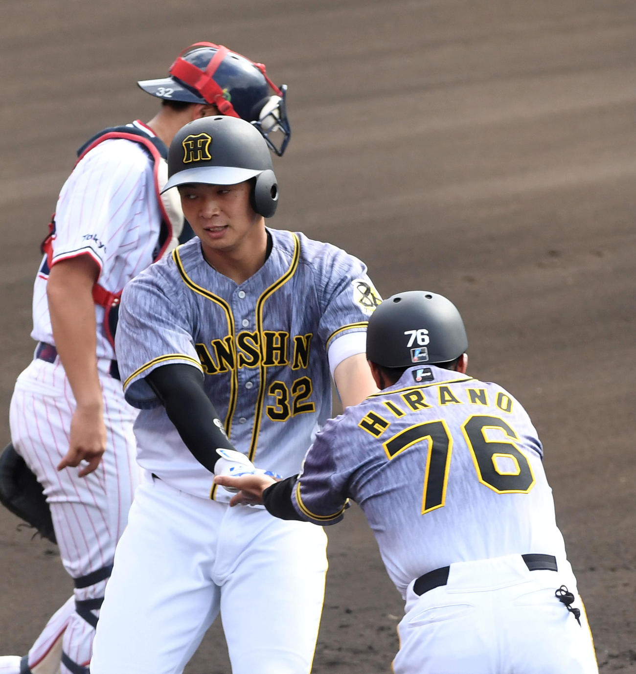 フェニックス・リーグヤクルト戦で井上は左越え3点本塁打を放ち平野コーチの祝福を受ける（撮影・前岡正明）