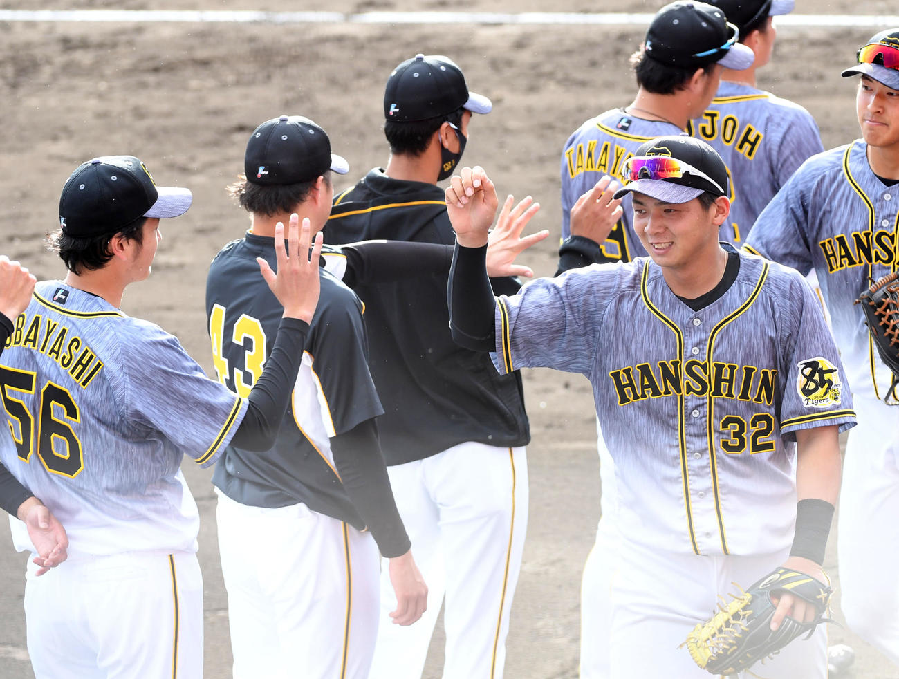 フェニックス・リーグヤクルト対阪神　笑顔で出迎えのナインとタッチする井上（撮影・前岡正明）