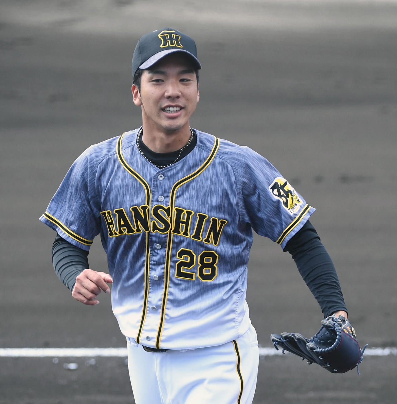 ヤクルト対阪神　4回、笑顔でベンチに戻る小野（撮影・前岡正明）