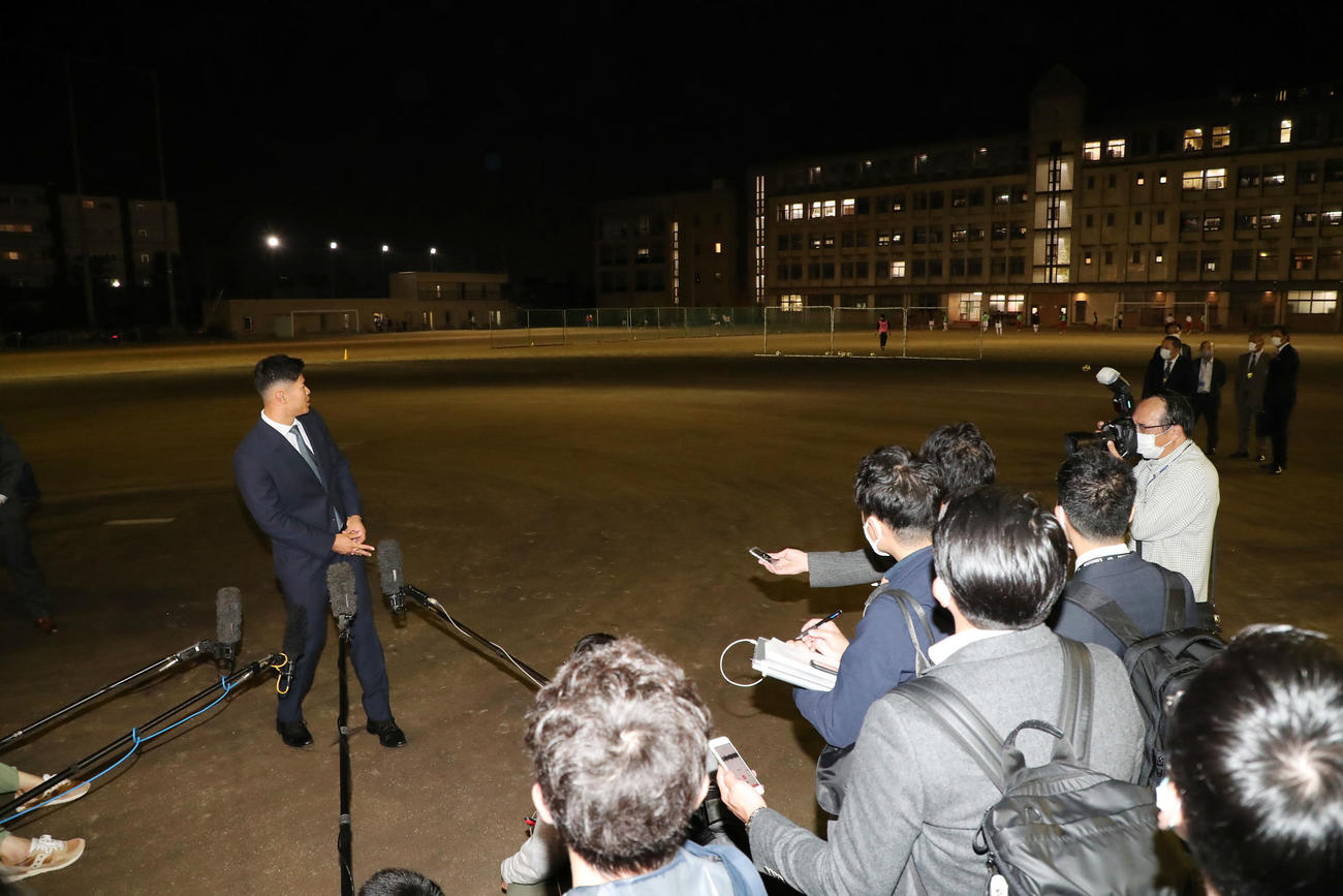 高校時代、打ったボールで校舎のガラスを割りましたね…と指をさす佐藤（撮影・加藤哉）