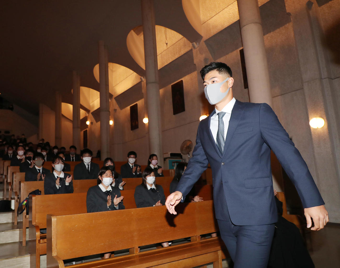 母校の仁川学院で報告会を行う阪神ドラフト1位指名の佐藤輝（撮影・加藤哉）