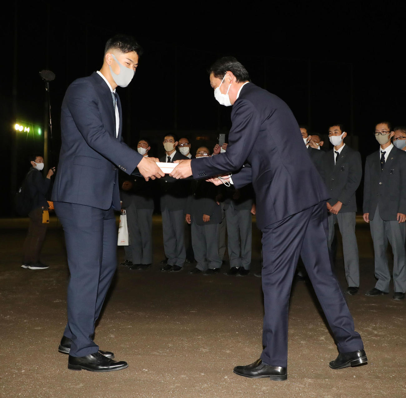 仁川学院野球部OBからプレゼントを受け取る阪神ドラフト1位指名の佐藤（撮影・加藤哉）