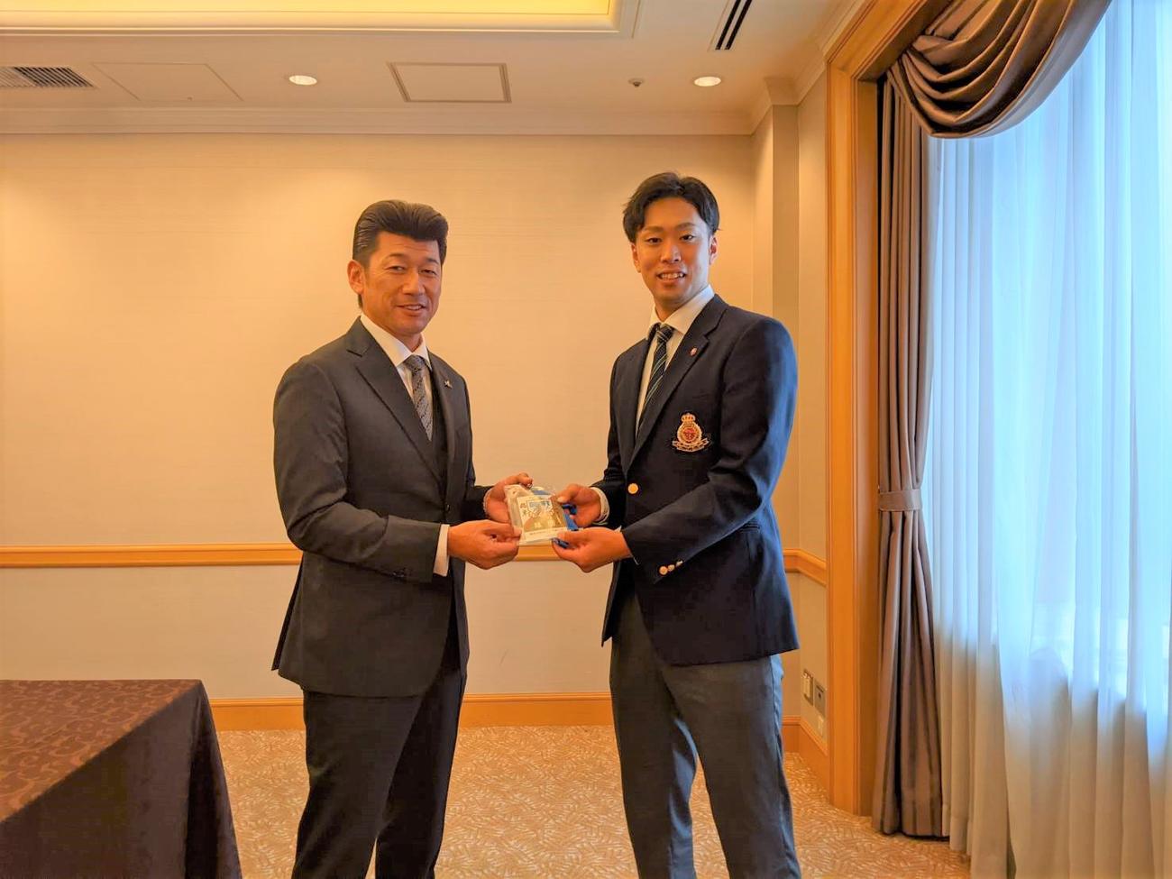 DeNAドラフト1位の明大・入江（右）は、仮契約にサプライズ登場した三浦新監督と記念撮影に納まる（球団提供）