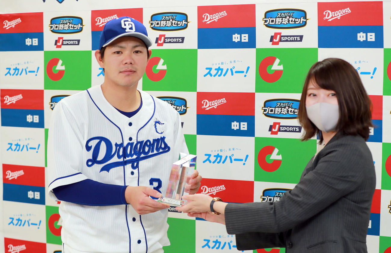 スカパー・サヨナラ賞を受賞しトロフィーを受け取る高橋周平