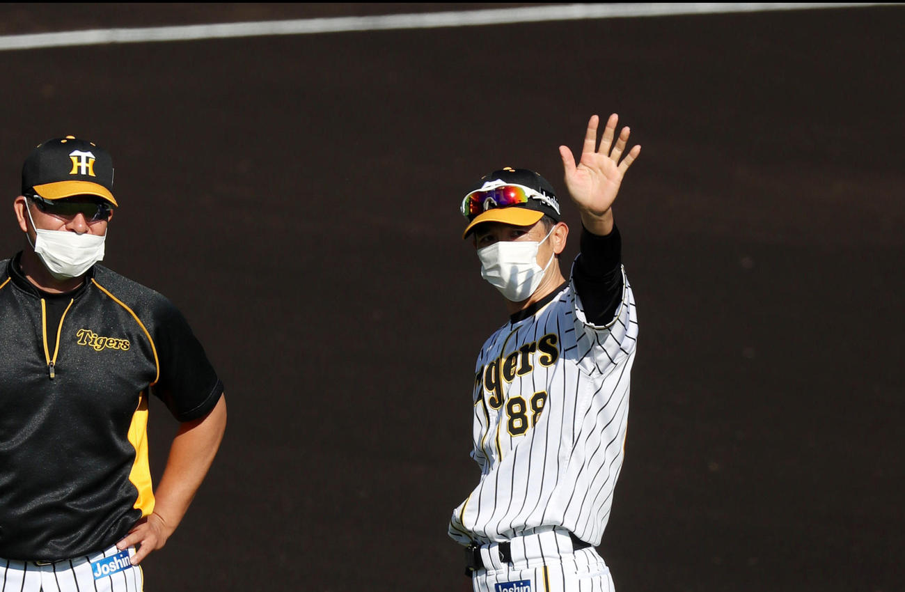 甲子園歴史館を見学している子どもたちから声が掛かり手を振る矢野監督（撮影・加藤哉）