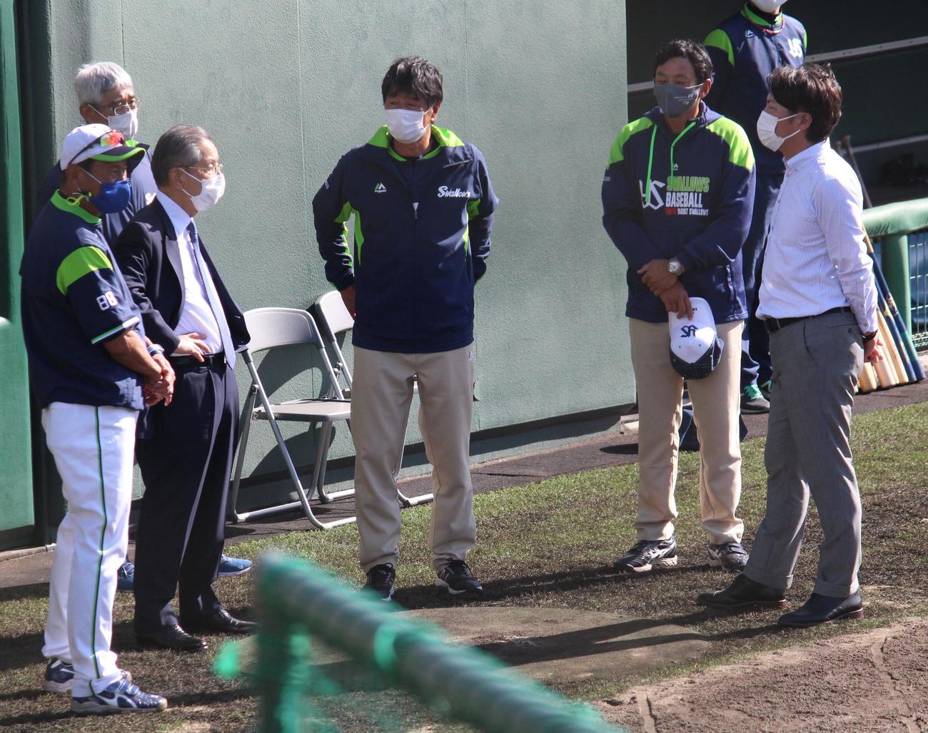 フェニックス・リーグを視察したヤクルト衣笠球団社長（左から2人目）高津監督（右端）と池山2軍監督（左端）